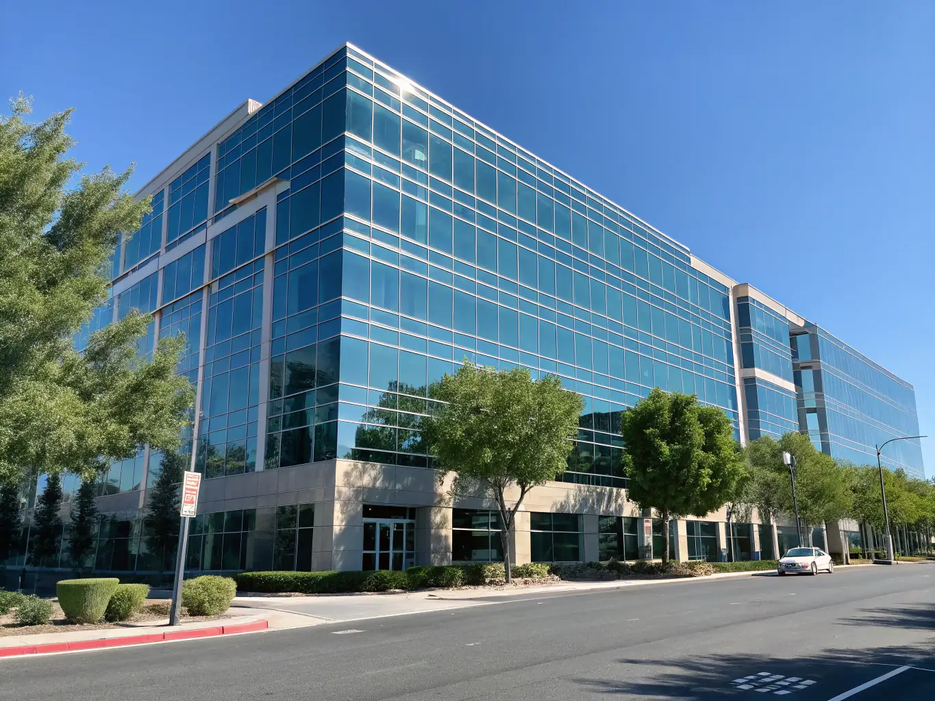 Zdjęcie czystych, lśniących okien z widokiem na miasto, z zielonymi akcentami w tle, prezentujące usługę mycia okien oferowaną przez Czysta Chata.